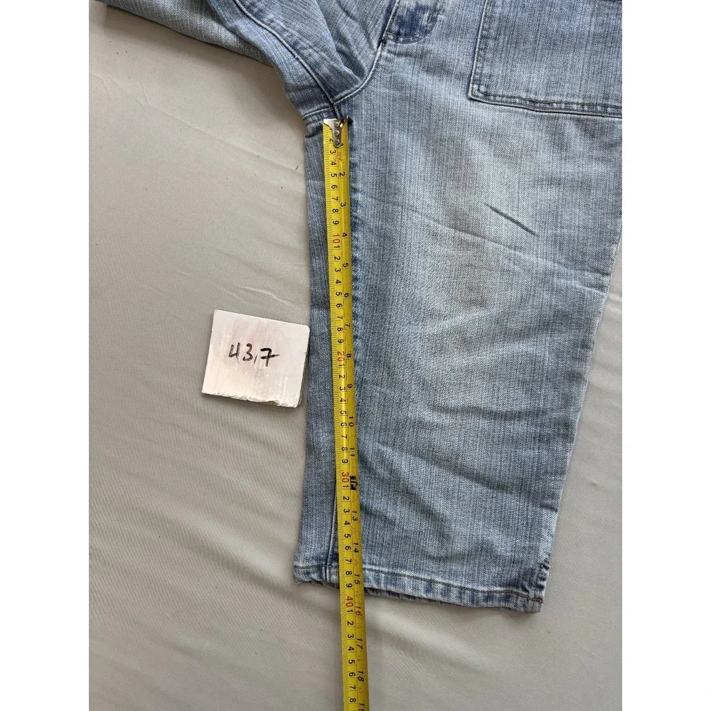 Cato Womens Size 8 Light Wash Denim Capri Shorts Flat Front Pockets Casual Blue